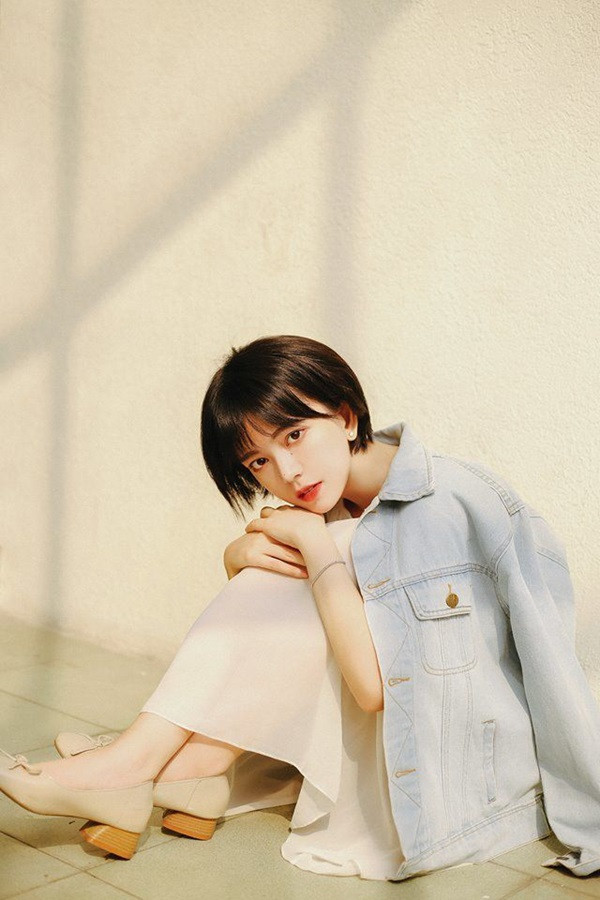 Sau sự hiểu nhầm "đáng yêu" đó, Châu Thư bỗng chốc "hot rần rần" trên mạng xã hội. Ngay lập tức, trang cá nhân của cô nàng nữ sinh 9X ĐH Hoa Sen này được chú ý và lượng người theo dõi tăng chóng mặt.