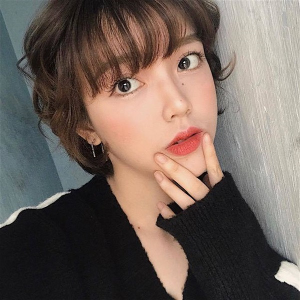 Châu Thư khá thân thiện. Mặc dù cô không hoạt động nghệ thuật nhưng cô thích chụp ảnh và thích làm đẹp như bao cô gái khác.