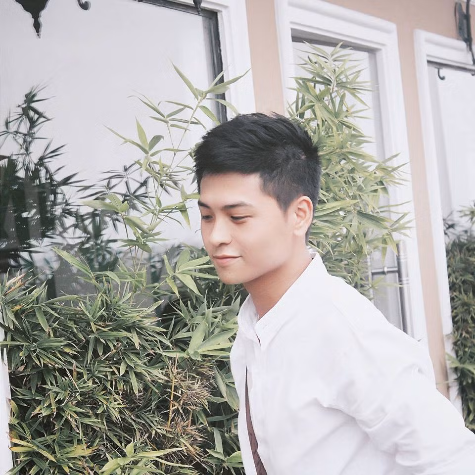 Cụ thể trên một fanpage lớn của giới trẻ chia sẻ loạt ảnh chàng "nam thần" cảnh sát Thành Công đã khiến cư dân mạng "bấn loạn" bởi vẻ ngoài điển trai, đặc biệt là khuôn mặt "không tuổi".