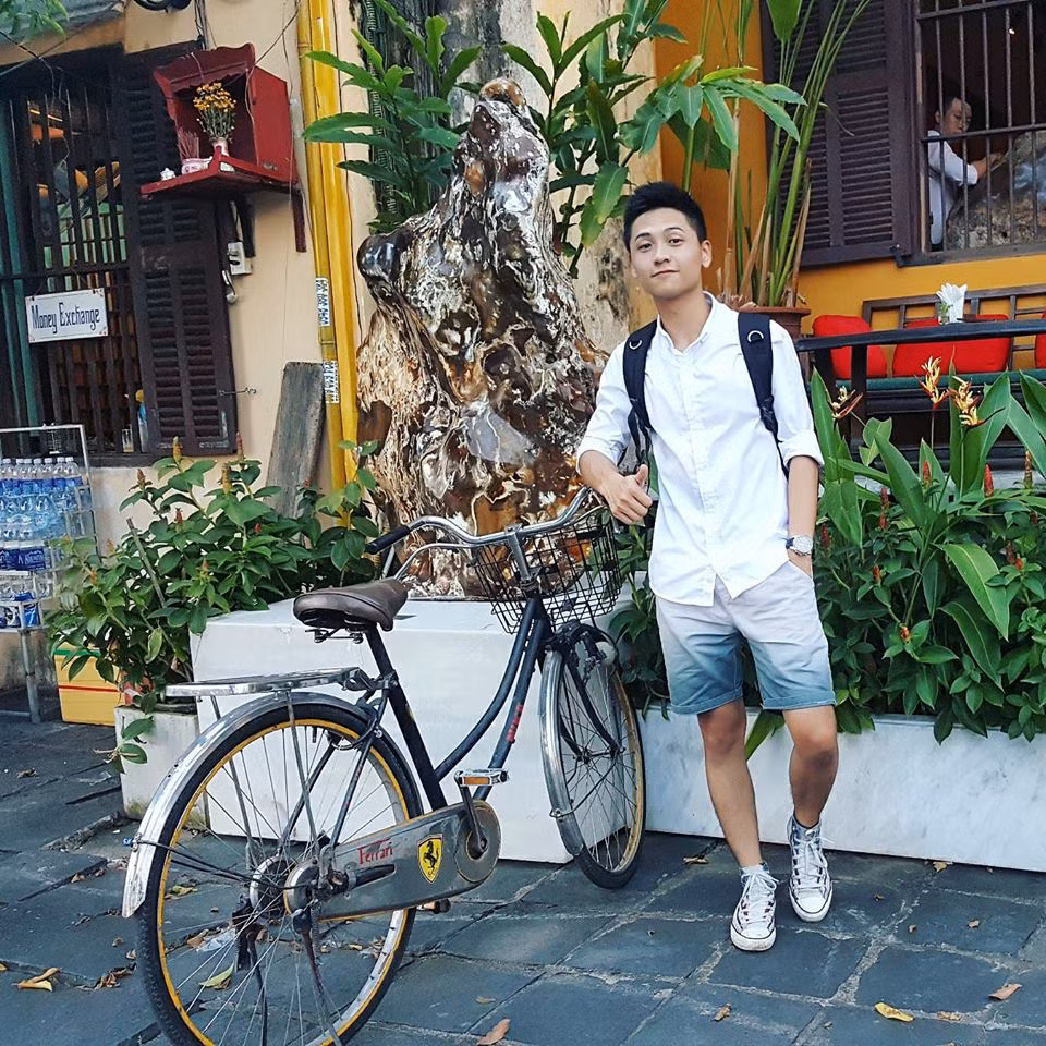 Sau khi tìm được trang cá nhân của Thành Công, nhiều dân mạng có nhận xét chung là dù là trong bộ đồng phục cảnh sát hay đời thường, chàng "nam thần" này đều khiến các fan nữ không thể "chối từ" và "xin chết" ngay lập tức.