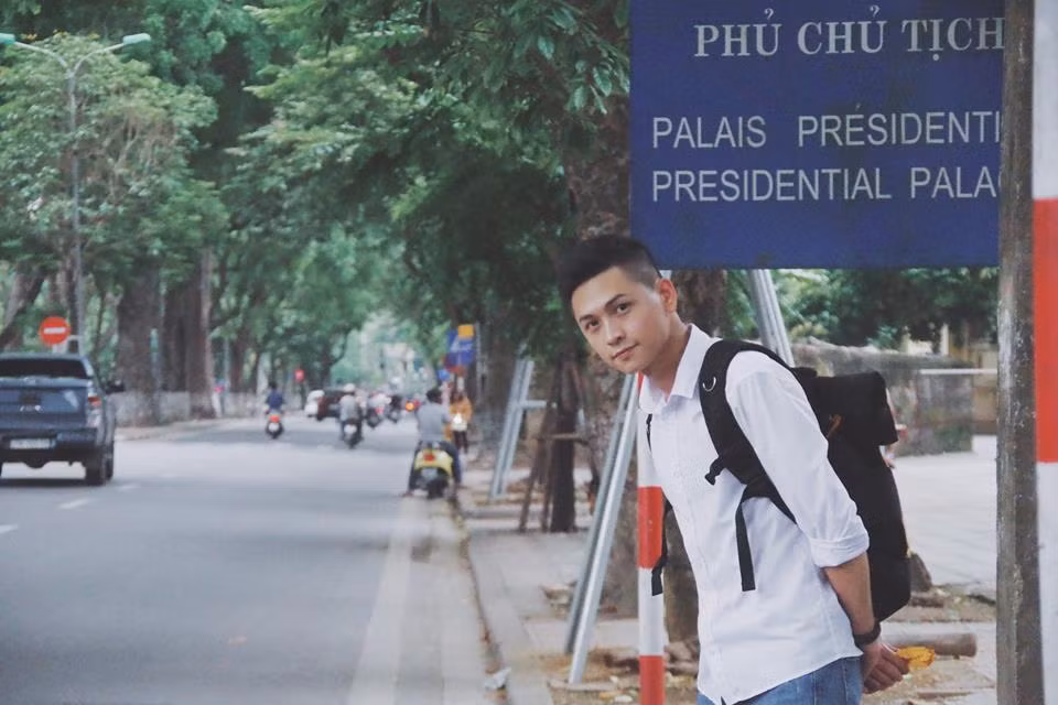 Khuôn mặt thanh tú trẻ mãi không già, sống mũi thẳng, vóc dáng thư sinh đã giúp anh chàng đẽ dàng "ăn gian" số tuổi mà không ai có thể phát hiện ra rằng chàng trai ấy đã sắp 30.