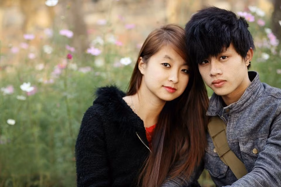 Và một điều rất tuyệt vời là khi yêu nhiếp ảnh gia, bạn sẽ có vô số ảnh đẹp và độc khiến bạn bè lác mắt. Ngay cả khi bạn lên cân, da không trắng, mặt bị mụn, bạn không có nhan sắc nổi trội thì anh ấy vẫn có cách khai thác nét đẹp riêng của bạn và thể hiện nó lên hình một cách sáng tạo nhất.