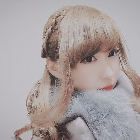 Đôi mắt to tròn giờ biến thành đôi mắt một mí nhỏ xíu, lông mày rất mờ, da mặt trông khá nhợt nhạt thiếu sức sống. Satoshi chính là minh chứng cho sự thần kì của nghệ thuật trang điểm.