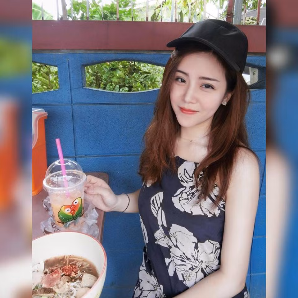 Đầu tiên hãy nhìn vào cuộc sống của Ông Thoại Liên, dù đã định cư ở Úc nhưng những thông tin về cô nàng hot girl 8X này luôn được dân mạng Việt cập nhật. Với lối sống xa hoa, ngập trong đồ hiệu, đi du lịch trải nghiệm khắp thế giới em gái Ông Cao Thắng được xếp vào hàng Rich Kid có tiếng tại Việt Nam.