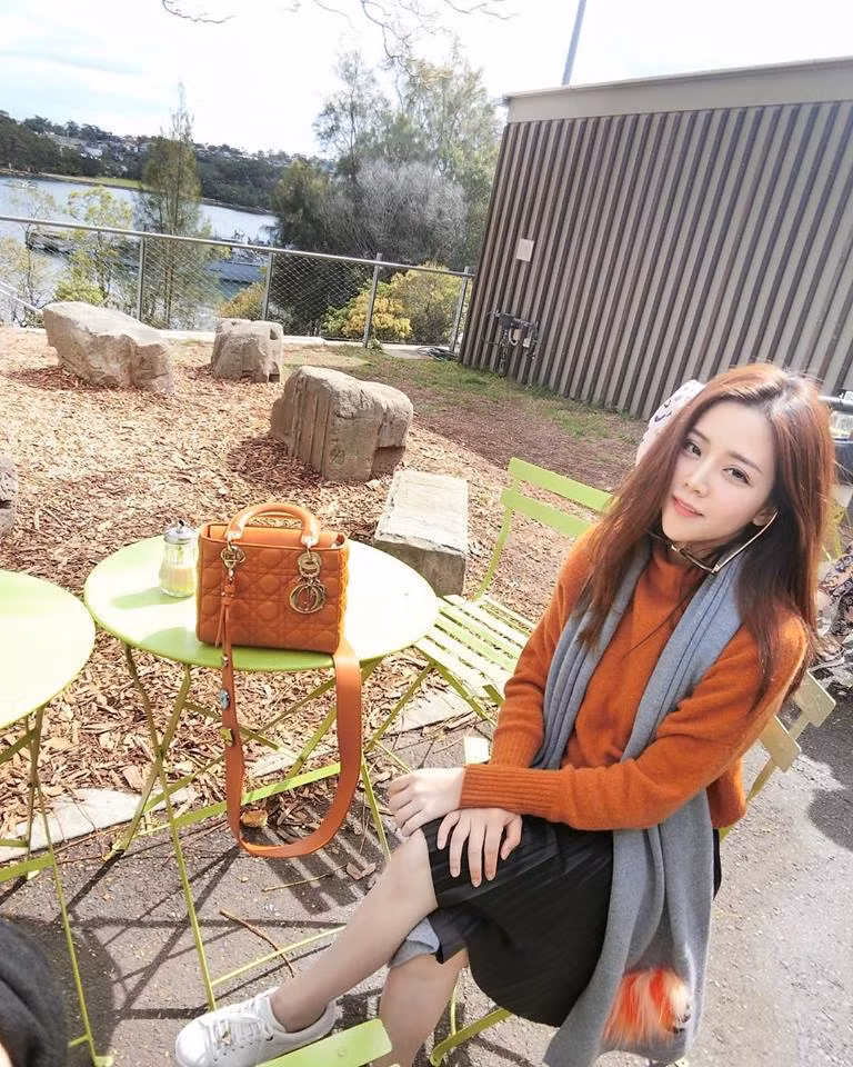 Cũng chính nhờ cuộc sống chẳng thua Rich Kid đình đám trên Thoại Liên nổi tiếng khắp MXH Việt dù không tham gia nghệ thuật như người anh Ông Cao Thắng.