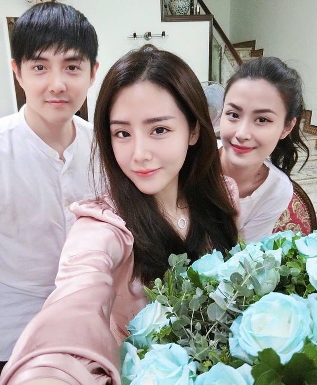 Tuy nhiên, trong những hình ảnh mới nhất gần đây, gương mặt của Thoại Liên có phần lạ lẫm, đặc biệt là môi và mắt, khiến nhiều người tò mò và đặt ra nghi vấn rằng cô nàng hot girl này đã "động dao kéo" vào mặt.