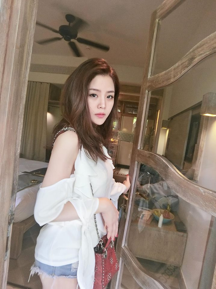 Thậm chí, nhiều người còn bị nhầm lẫn về số tuổi của Ông Thoại Liên, sinh năm 1988 và đã bước vào tuổi 30 nhưng cô hot girl 8X này vẫn trẻ đẹp y như những thiếu nữ đôi mươi.