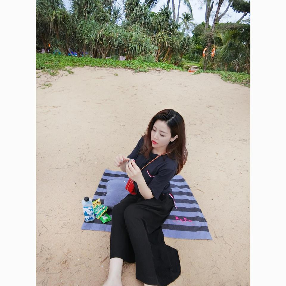 Thoại Liên sở hữu gương mặt đậm nét Á đông, làn da trắng mịn, đôi mắt to mơ màng, nụ cười nữ tính cùng phong cách thời trang ngọt ngào.