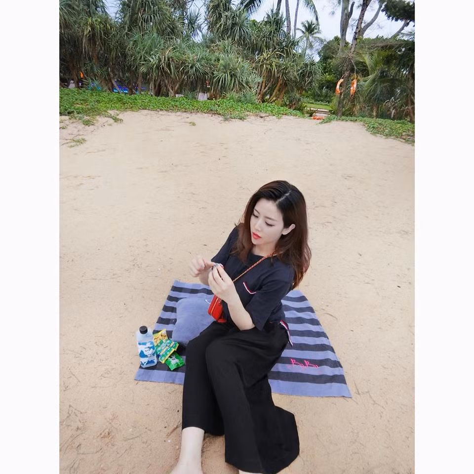 Thoại Liên sở hữu gương mặt đậm nét Á đông, làn da trắng mịn, đôi mắt to mơ màng, nụ cười nữ tính cùng phong cách thời trang ngọt ngào.