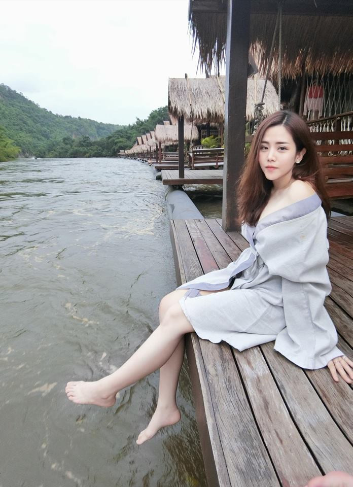 Ông Thoại Liên (Jolino) sinh năm 1989, được biết đến như một hot girl xinh đẹp và sành điệu, tiểu thư nhà giàu chính hiệu, con út của đại gia nhựa Tân Hiệp Hưng nổi tiếng Sài thành.