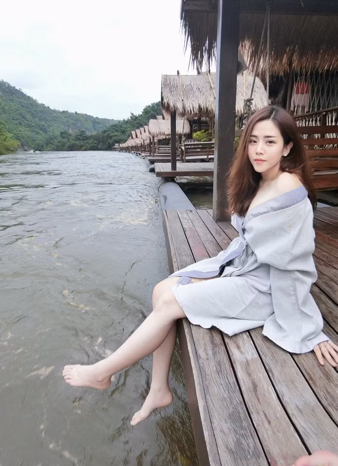 Ông Thoại Liên (Jolino) sinh năm 1989, được biết đến như một hot girl xinh đẹp và sành điệu, tiểu thư nhà giàu chính hiệu, con út của đại gia nhựa Tân Hiệp Hưng nổi tiếng Sài thành.