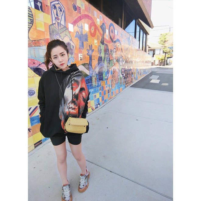 Sự thật ra sao thì chỉ có người trong cuộc mới biết, nhưng phải thừa nhận rằng Thoại Liên đang trẻ trung quý phái từ đôi mắt đến chiếc mũi cao thẳng tắp.