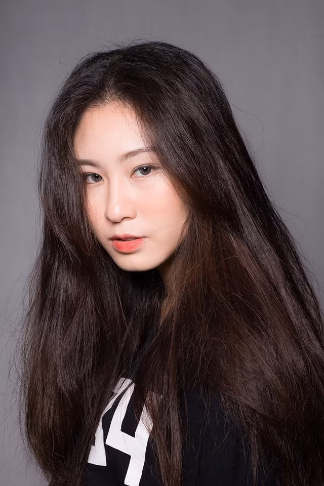 Đỗ Vy sinh năm 1996 và mới đây đã trở thành tân thủ khoa ĐH Sân khấu Điện ảnh. Chưa dừng ở việc nổi tiếng trong trường về thành tích học tập, cô bạn này còn gây ấn tượng nhờ nhan sắc quá mức xinh đẹp của mình.