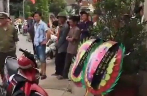 Dù chưa chết nhưng vòng hoa cũng được các chủ nợ gửi đến nhà các con nợ