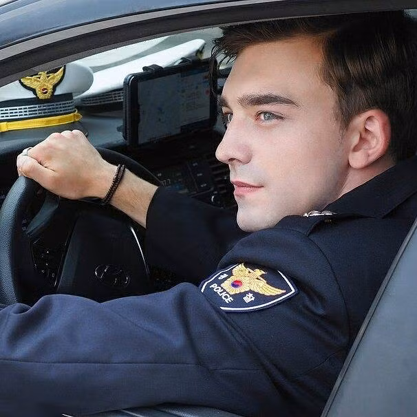 Mới đây, cộng đồng mạng Việt phát hiện một chàng trai vô cùng nam tính và cuốn hút trong bộ đồng phục cảnh sát và ngay lập tức, nhân vật này trở thành tâm điểm truy tìm của nhóm chị em mê trai đẹp trên mạng xã hội. Ảnh trong bài: Instagram nhân vật.