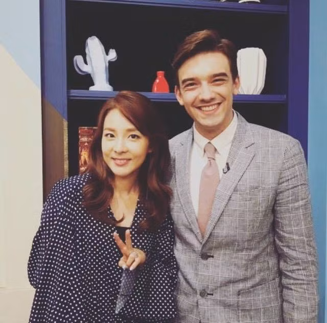 Nhiều người sau khi ngắm những hình ảnh của chàng người mẫu đến từ Đức đã hài hước bình luận rằng: "Cảnh sát mà đẹp trai thế này thì tỉ lệ tội phạm cứ gia tăng, đặc biệt là các chị em".