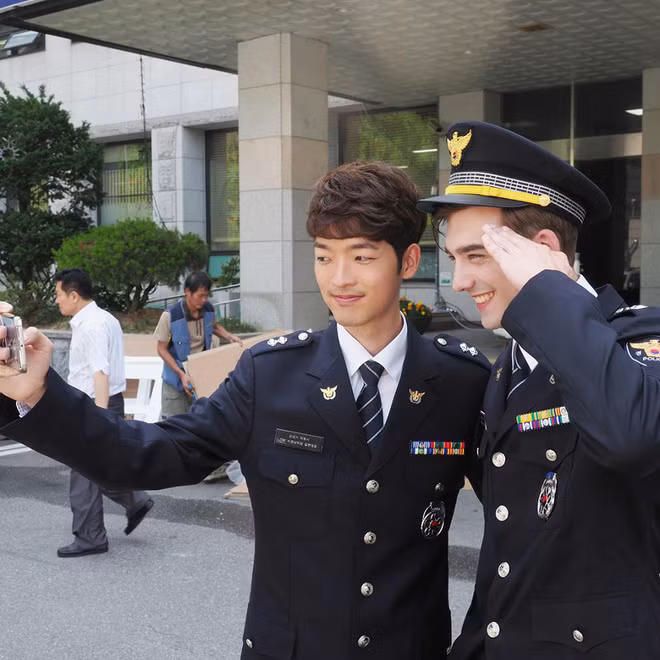 Cùng xem thêm những hình ảnh của anh "cảnh sát" rất đẹp trai Niklas Klabunde - người đang làm mưa, làm gió trong cộng đồng mạng, đặc biệt là Hàn Quốc. Ảnh trong bài: Instagram nhân vật.