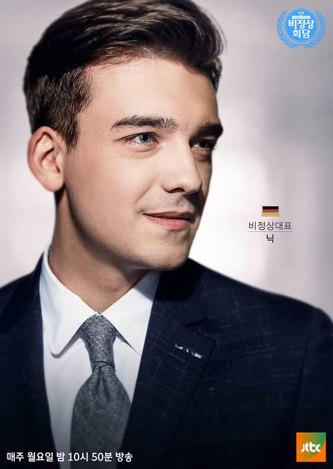 Sở hữu khuôn mặt nam tính, đôi mắt quyến rũ cùng nụ cười tỏa nắng của Niklas Klabunde cực kì cuốn hút và hợp với bộ đồng phục ngành cảnh sát Hàn Quốc.