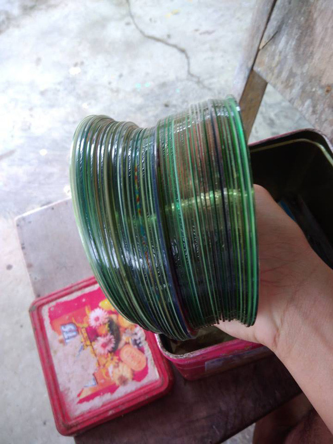 Tuy nhiên quay ngược lại khoảng 15 - 20 năm trước, hình thức giải trí tưởng chừng đơn giản này lại là cả một trải nghiệm đáng nhớ với thế hệ 8X, 9X. Khi ấy internet chưa phát triển ở Việt Nam và cũng không phải ai cũng tiếp cận được nên đa phần mọi người chỉ biết nghe nhạc qua radio, xem trên TV hoặc mua đĩa về nghe.