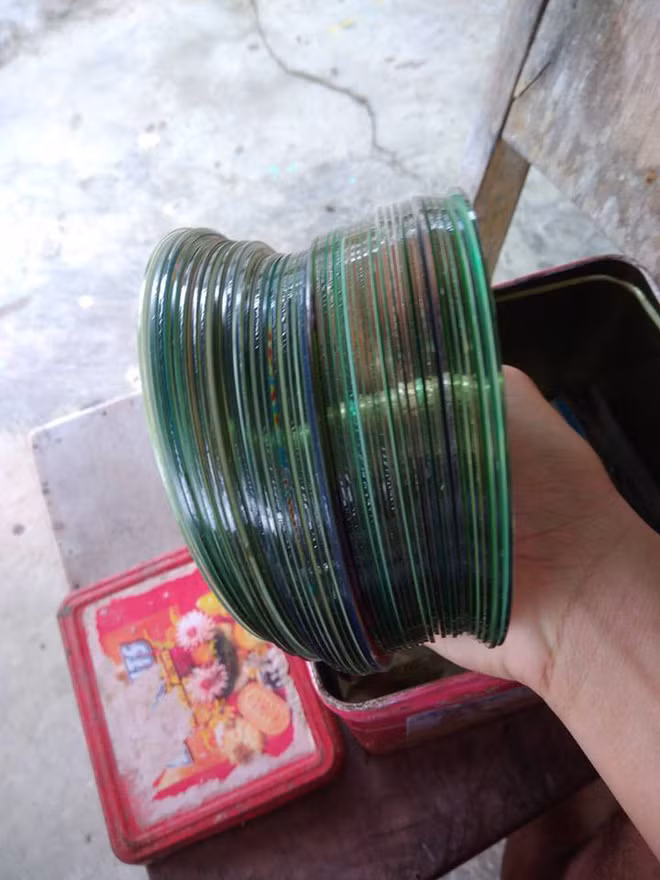 Tuy nhiên quay ngược lại khoảng 15 - 20 năm trước, hình thức giải trí tưởng chừng đơn giản này lại là cả một trải nghiệm đáng nhớ với thế hệ 8X, 9X. Khi ấy internet chưa phát triển ở Việt Nam và cũng không phải ai cũng tiếp cận được nên đa phần mọi người chỉ biết nghe nhạc qua radio, xem trên TV hoặc mua đĩa về nghe.