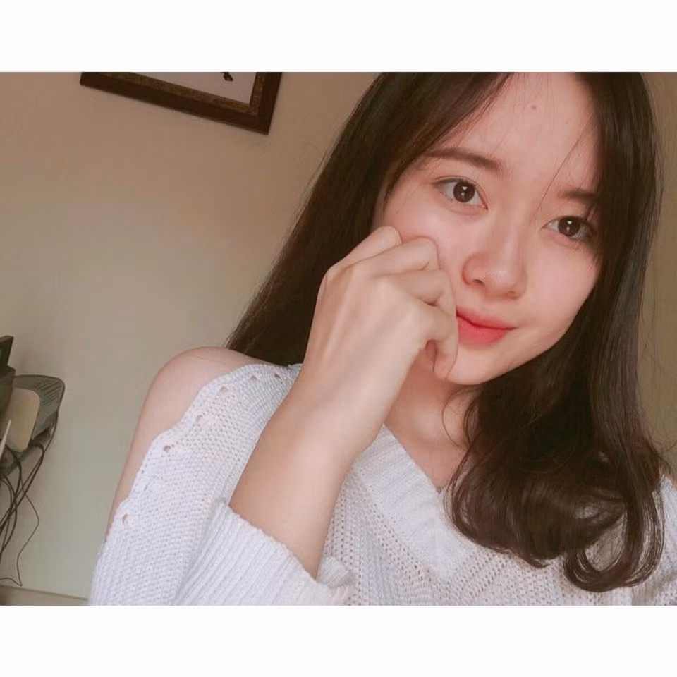 Khuôn mặt cực đẹp "hot girl chào cờ" làm lu mờ hot boy cầm cờ từng nổi đình đám trong cộng đồng mạng. Ảnh trong bài: FBNV.