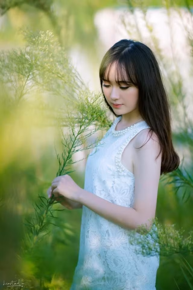 Sau một thời gian cất công tìm kiếm, những thông tin về trang cá nhân của cô bạn này đã được dân mạng phát hiện, theo đó "hot girl chào cờ" là Vũ Minh Hải đến từ Hải Phòng hiện đang học tại trường THPT Ngô Quyền.