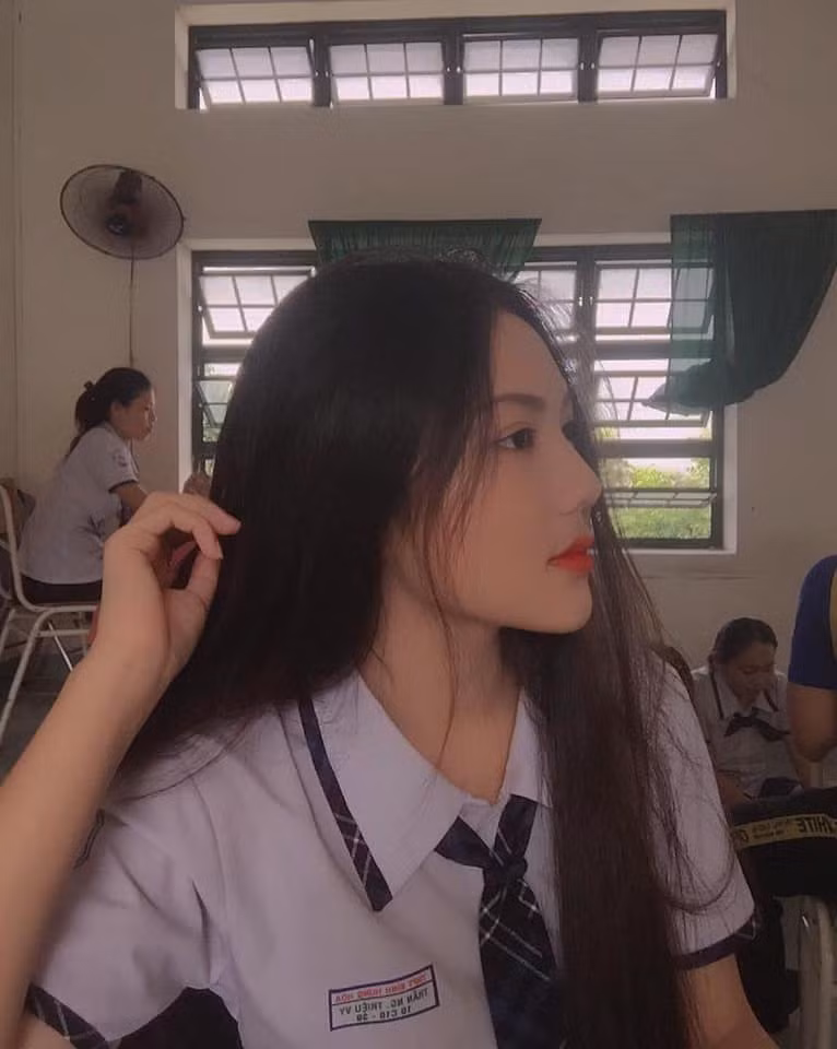 Nhờ gương mặt đẹp với những đường nét tinh tú mà trang cá nhân của nữ sinh 17 tuổi này hiện có gần 30.000 người theo dõi trên Facebook, còn trên Instagram là hơn 50.000 người.