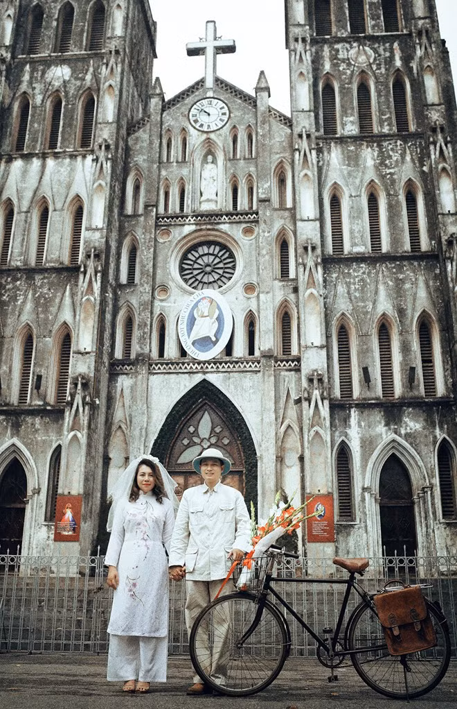 Thời tiết đầu hè khá nắng nóng, song hai vợ chồng vẫn dậy chuẩn bị từ sớm, trong trang phục kín đáo, theo phong cách hoài cổ.