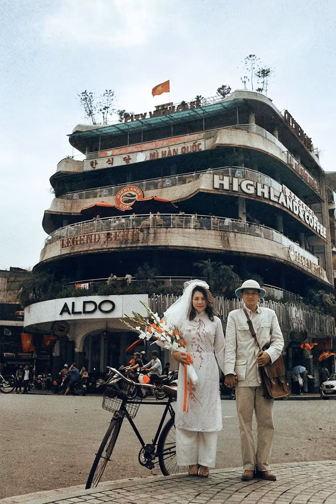 Sau gần một năm “về chung một nhà”, hai vợ chồng đã nghĩ ra ý tưởng này nhân dịp mọi người bỏ lại Hà Nội đi chơi 30/4-1/5, để có nhiều kỷ niệm “khoe con cháu”.