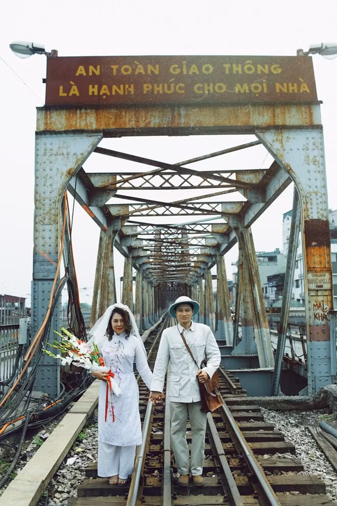 Bức ảnh được chụp tại cầu Long Biên - một nơi chứa nhiều kỷ niệm với Dương Toàn - Lệ Huyền. Kiến Thức đã thay đổi tiêu đề của bài viết.