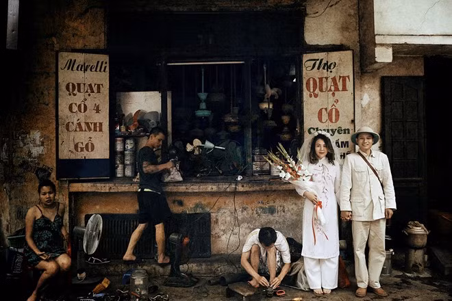 Những ngày Hà Nội vắng người hơn, nhưng rộn ràng cờ hoa phấp phới bay trong gió mang lại nhiều cảm xúc. Hình ảnh anh bộ đội hoàn thành nhiệm vụ, trở về quê hương trong vòng tay chào đón của người vợ trẻ khiến dân mạng thích thú.