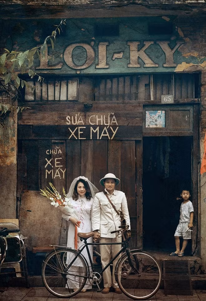 "Trong buổi chụp hình, anh chồng lạch cạch đạp chiếc xe cà tàng khắp ngõ ngách, phố xá, sau lưng là cô vợ quá cân nhưng không hề than thở, khiến mình cảm thấy hạnh phúc", cô dâu nói.