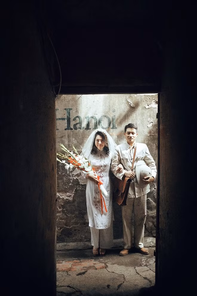 Huyền mặc trang phục áo dài xưa, ôm trên tay bó hoa lay ơn đặc trưng của những đám cưới thế kỷ trước. Đặc biệt, trong mọi bức hình, cặp đôi lúc nào cũng nắm chặt tay nhau.