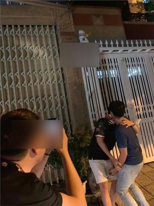 Trước đó, một nhóm bạn trẻ đã tới tận nhà nguyên Phó viện trưởng VKSND Đà Nẵng để chụp ảnh và tái diễn lại cảnh sàm sỡ.