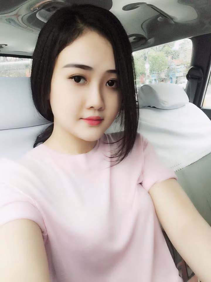 Thanh Trang sở hữu làn da trắng cùng với khuôn mặt bầu bĩnh và một vóc dáng làm nhiều người phải mê đắm.