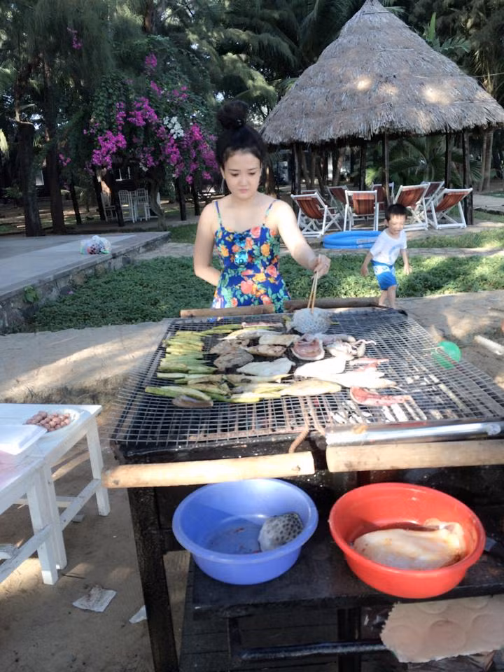 Thanh Trang trổ tài nấu nướng trong một kì nghỉ của gia đình.