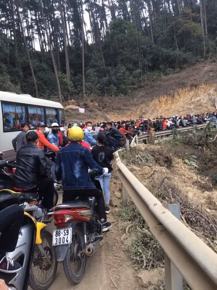 Mới đây, trên mạng xã hội đăng tải nhiều bức ảnh được ghi lại trên đường đến Tam Đảo, Vĩnh Phúc. Bởi lượng người đổ lên đó quá nhiều nên con đường bị tắc nghẽn phải dừng lại chờ đến thời điểm có thể đi qua.