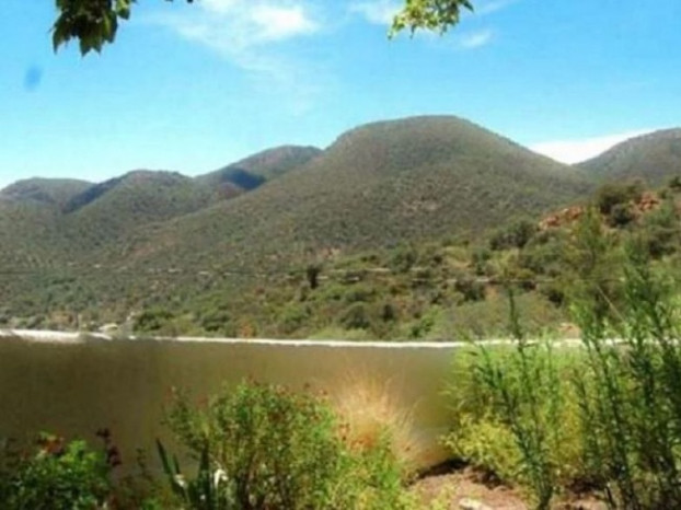 "Bạn có thấy cái hồ nào không?" - Một người dùng Imgur đã đặt câu hỏi cho bức ảnh này và nhiều người khẳng định là có. Nhưng thực tế thì chẳng có cái hồ nào ở đây cả. Chỉ có một bức tường bê tông mà thôi.