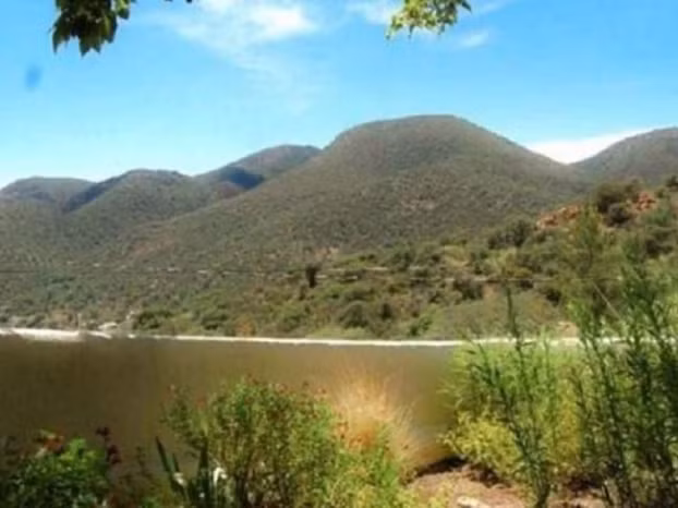 "Bạn có thấy cái hồ nào không?" - Một người dùng Imgur đã đặt câu hỏi cho bức ảnh này và nhiều người khẳng định là có. Nhưng thực tế thì chẳng có cái hồ nào ở đây cả. Chỉ có một bức tường bê tông mà thôi.