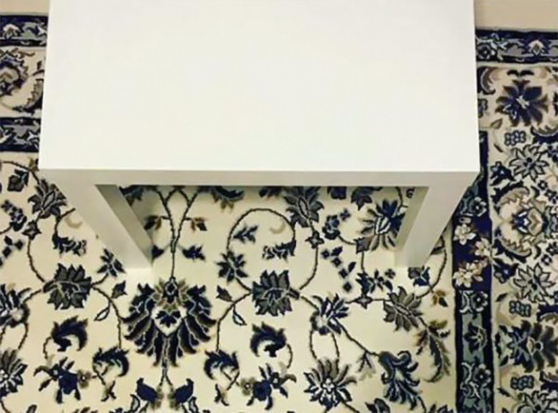 Năm 2016, một người phụ nữ Philippines đăng bức ảnh nhờ bạn bè trên mạng xã hội tìm giúp chiếc iPhone mà cô đánh rơi trên sàn và không thể tìm ra. Nhiều người cho rằng cô gái đang đùa và chẳng có gì trên sàn cả. Nhưng nếu bạn chú ý, bạn sẽ thấy chiếc điện thoại ở trong bức ảnh.