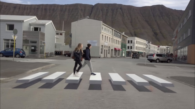 Bạn có thấy những khối đá lớn trôi nổi trong không trung? Chính quyền Iceland hy vọng dùng cách này để làm giảm tốc độ của các tài xế khi đi đến vạch kẻ đường.