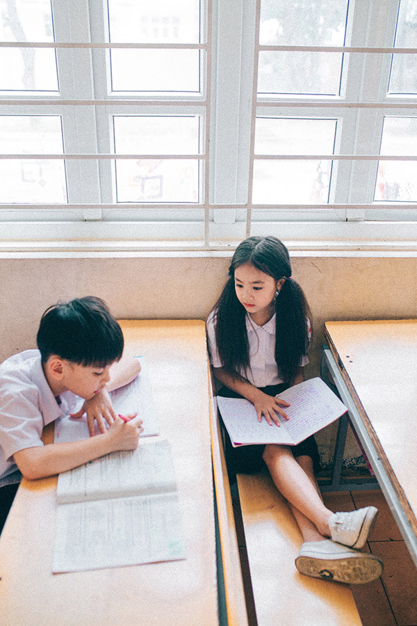 Thậm chí, xem xong bộ ảnh thời học tiểu học này nhiều dân mạng còn bày tỏ rằng họ phải đi tìm lại người bạn ngồi cùng bàn gắn liền với những vui buồn của tuổi hồn nhiên và vô tư nhất của mình. Cùng họ "ôn nghèo, kể khổ" những gì đã qua và những gì đang ở hiện tại.