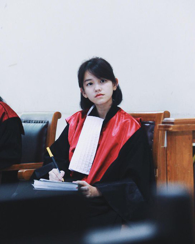 Dù không trang điểm, tóc tai cũng hết sức đơn giản nhưng từng cái đăm chiêu "nàng thẩm phán" - Ann đã khiến cư dân mạng xao xuyến không thôi.