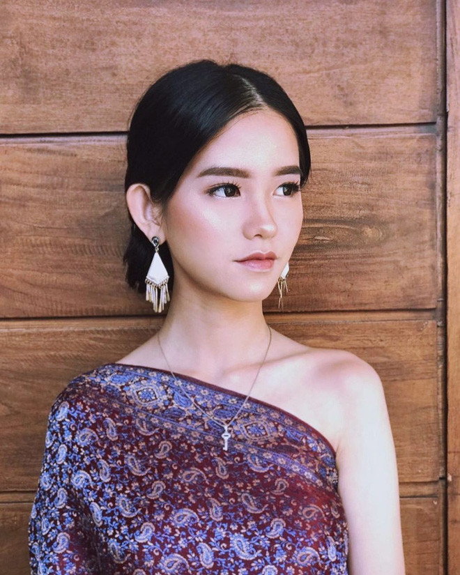 Không phải bởi Leanna trông già dặn so với tuổi, ngược lại, trông cô nàng còn nhỏ nhắn như thể mới là học sinh cấp 3, mà đã ngồi chiếc ghế "cán cân công lý".