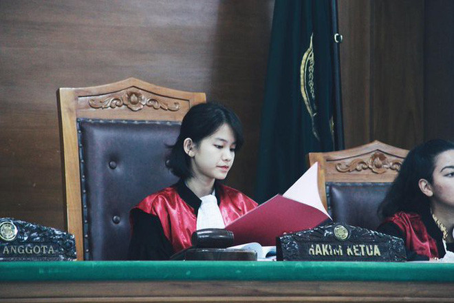 Ngay sau đó, các dân mạng đã truy tìm ra danh tính của cô nàng thẩm phán trên và đó là Leanna Leonardo, thường gọi là Ann, đến từ Indonesia.