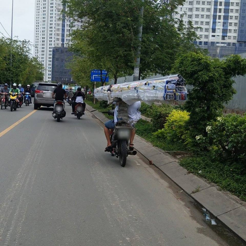 Hàng ngày, có rất nhiều lượt xe trở vật liệu xây dựng như tôn, cửa sắt tung hành trên đường phố mà không được bọc lót đảm bảo an toàn.