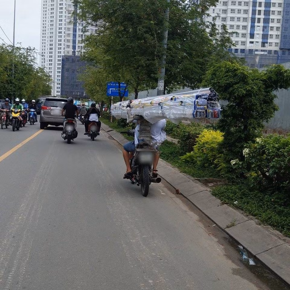 Hàng ngày, có rất nhiều lượt xe trở vật liệu xây dựng như tôn, cửa sắt tung hành trên đường phố mà không được bọc lót đảm bảo an toàn.
