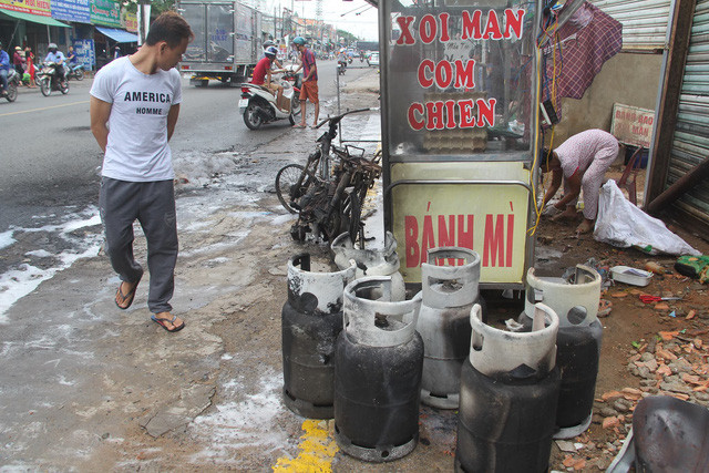Vụ nổ bình ga do một người vận chuyển trên đường gây ra.