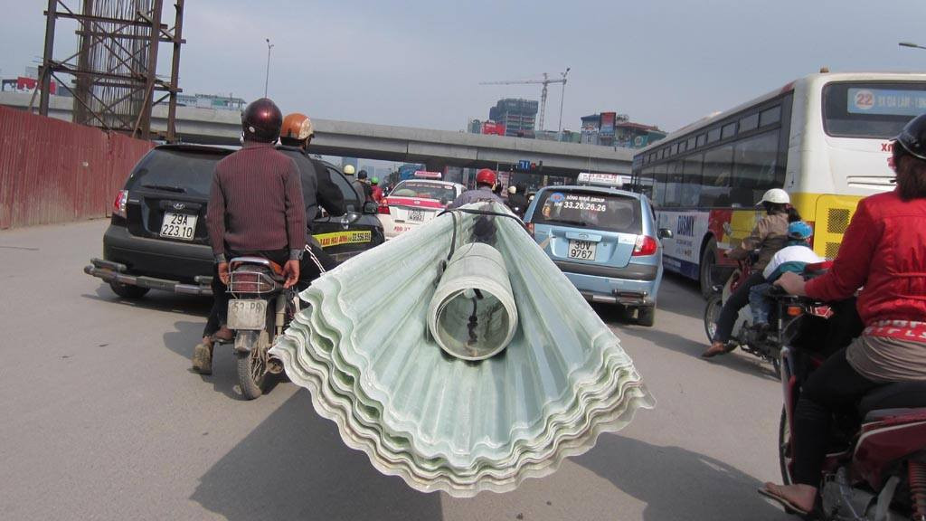 Việc chở vật liệu này đã không ít lần gây tai nạn cho người đi đường dù đã bị cấm.