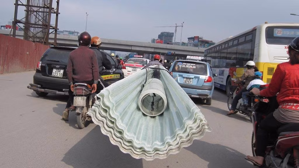 Việc chở vật liệu này đã không ít lần gây tai nạn cho người đi đường dù đã bị cấm.